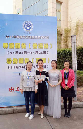 导游服务（英语）选手与指导老师在一起.jpg