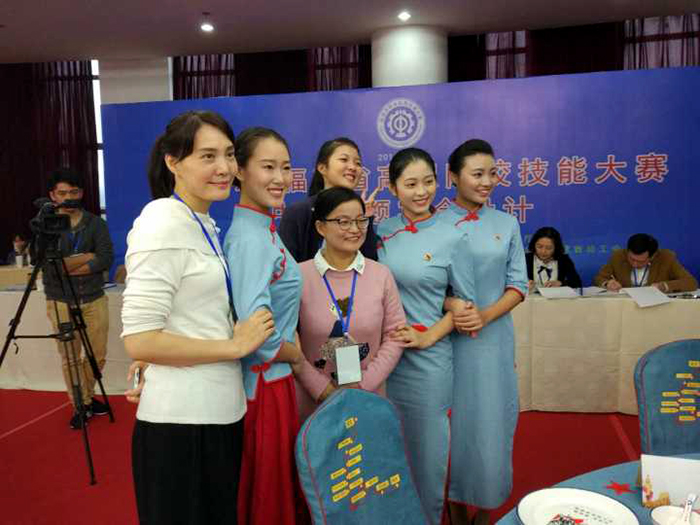 中餐选手与指导老师在一起.jpg