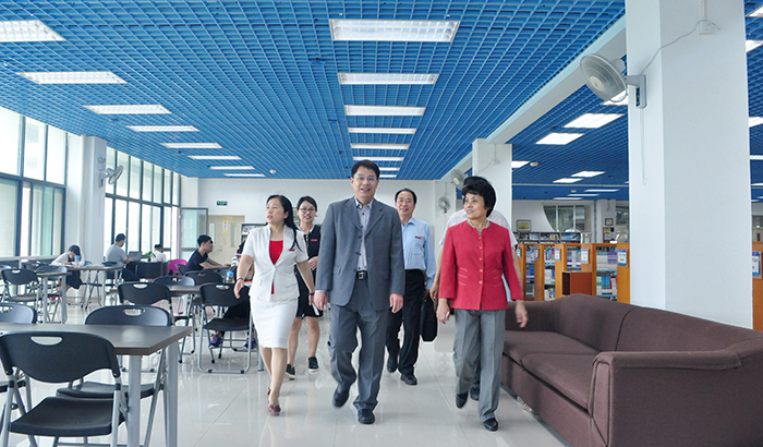 林惠青副部长参观图书馆阅览室.JPG 林惠青副部长参观图书馆阅览室.JPG